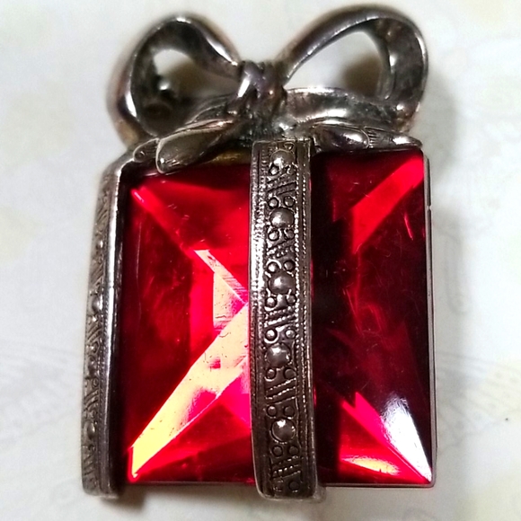 Vintage Festive Mid Century Ruby Glass Silver Tone Present Brooch Pin - Picture 10 of 11